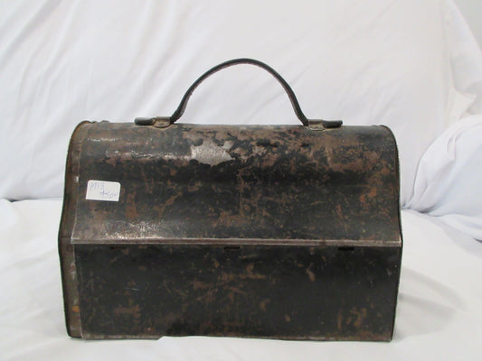 1913 Slide out metal lunch box