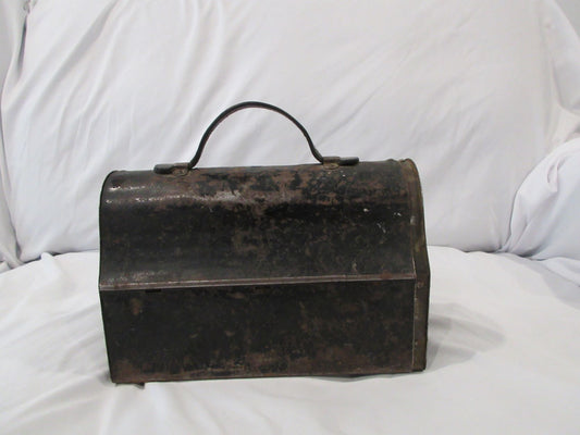 1913 Slide out metal lunch box